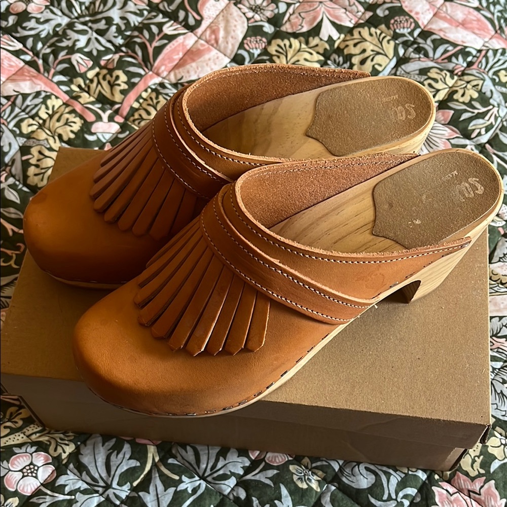 Sandgrens Tan Leather Clogs